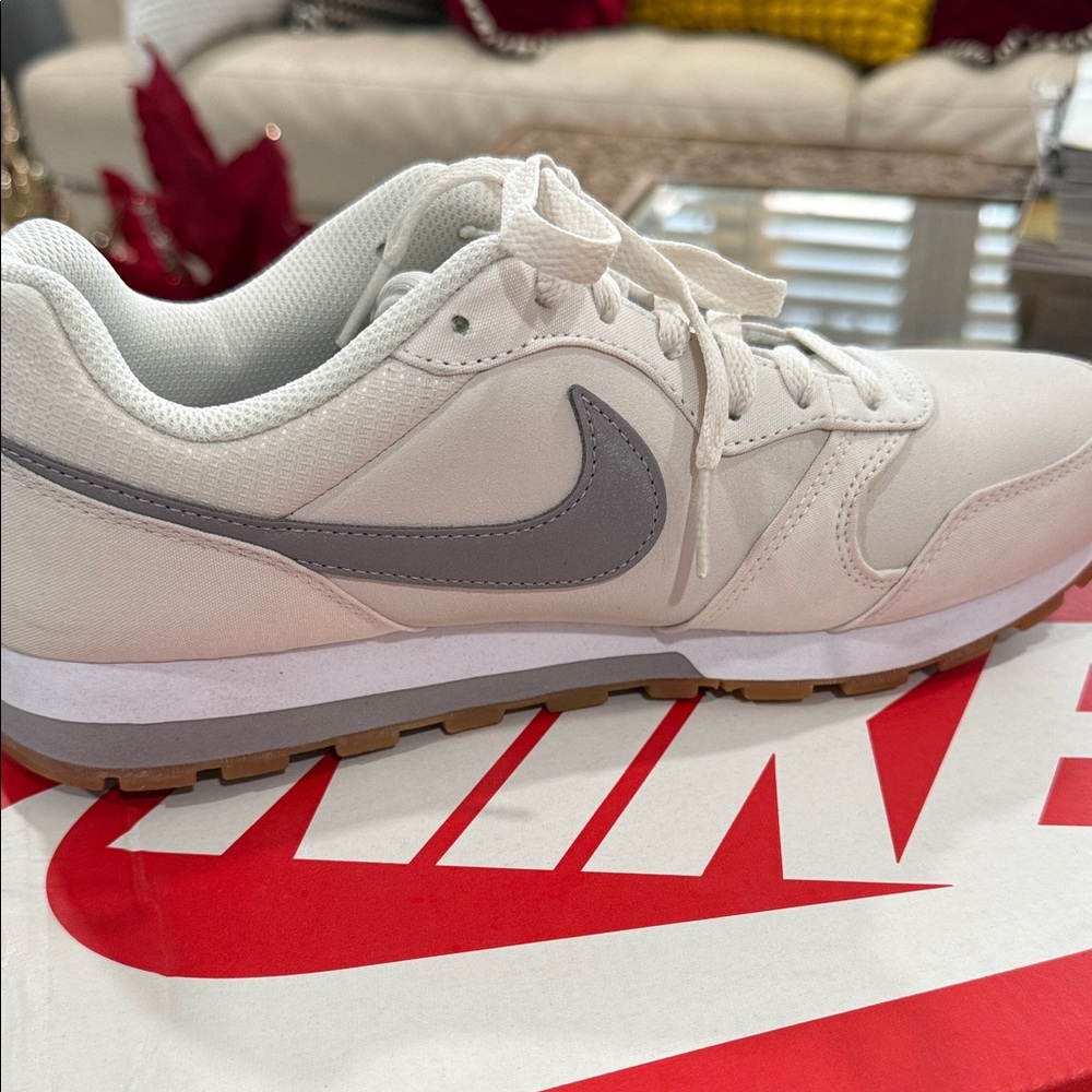 Nike Women's MD Runner 2 Sneakers EXCELLENT CONDITION - Picture 5 of 8